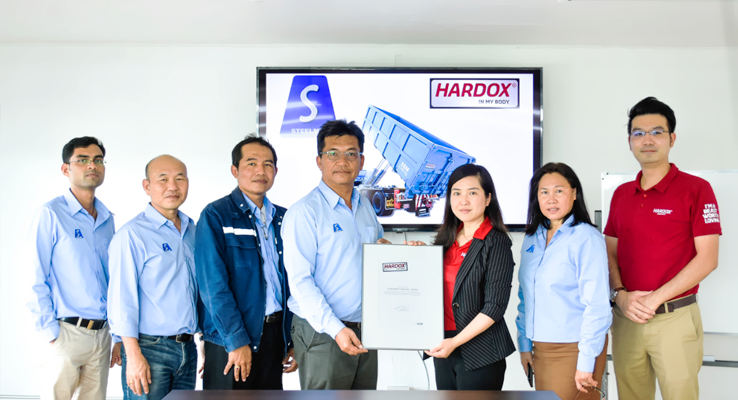 Steelmer เป็นผู้ผลิตตัวถังรถบรรทุกที่ใช้เหล็ก Hardox ในการผลิต ซึ่งคำว่า "Hardox in My Body" เป็นคำที่ใช้เพื่อรับประกันว่าผลิตภัณฑ์ที่ใช้เหล็ก Hardox ผ่านมาตรฐานที่ได้รับการรับรองจาก SSAB (บริษัทผู้ผลิตเหล็ก Hardox) ซึ่งทำให้มั่นใจได้ว่าผลิตภัณฑ์นั้นมีคุณภาพสูง ทนทาน และสามารถใช้งานได้ในสภาพแวดล้อมที่หนักหน่วง โดยเฉพาะในงานขนส่งที่ต้องรับภาระสูง

เมื่อพูดถึง "Hardox in My Body" นั่นหมายถึงการใช้เหล็ก Hardox ที่ผ่านการทดสอบและรับรองคุณภาพจาก SSAB ซึ่งเป็นมาตรฐานที่รับประกันความแข็งแรงและความทนทานของวัสดุ เหล็ก Hardox จึงเหมาะสำหรับการใช้งานในตัวถังรถบรรทุกที่ต้องเผชิญกับการใช้งานหนัก เช่น การขนส่งวัสดุกรวดหิน ทราย หรือวัสดุที่มีความแข็งแรงสูง

การใช้เหล็ก Hardox ในการผลิตตัวถังรถบรรทุกจาก Steelmer จึงช่วยให้ตัวถังมีอายุการใช้งานยาวนาน ทนต่อการสึกหรอ และลดค่าใช้จ่ายในการซ่อมแซม