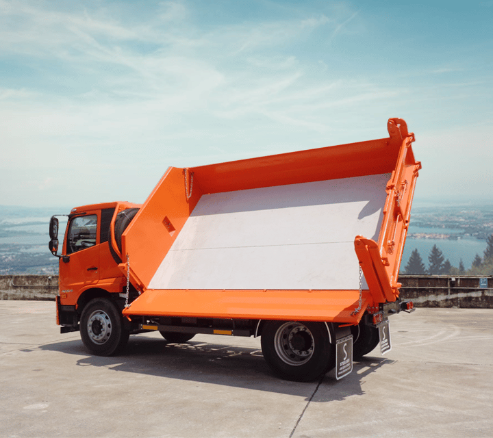 A 3-way tipper is a vehicle that can unload its contents in three directions: to the left, right, or rear. This feature provides flexibility for efficient unloading in tight or challenging spaces.